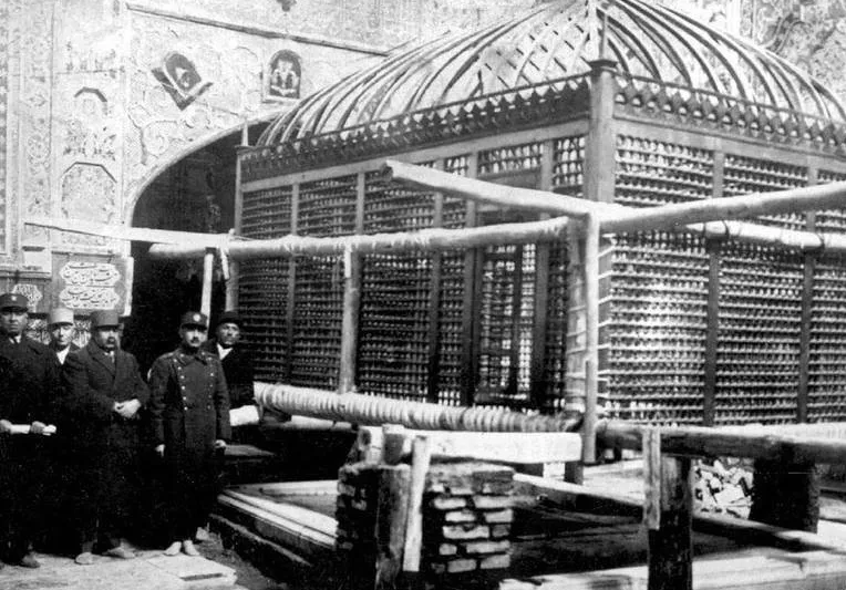 ضریح چوبی مرقد مطهر امام رضا(ع) +عکس