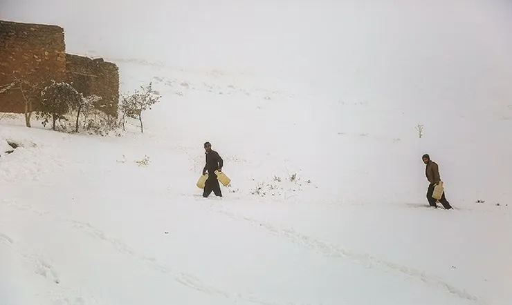 محصور شدن روستایی در اصفهان زیر برف + فیلم