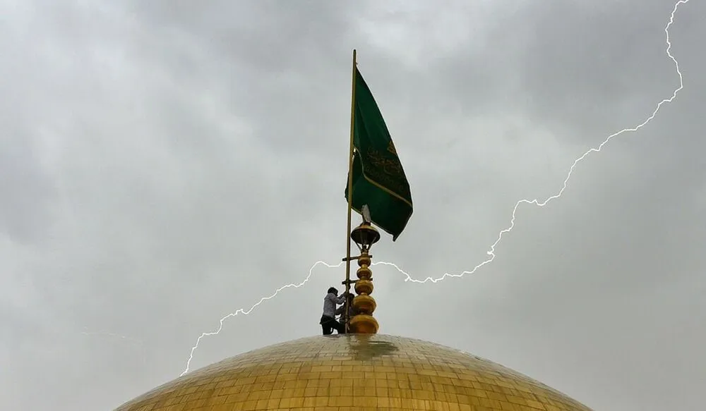 تصویر زیبایی از صاعقه بر فراز گنبد حرم امام رضا (ع) + عکس