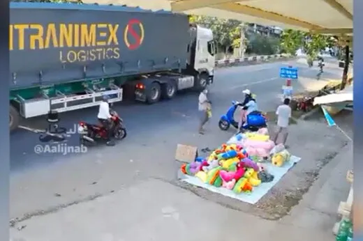 لحظه ترسناک پرت شدن کودک از پنجره خودروی در حال حرکت + فیلم