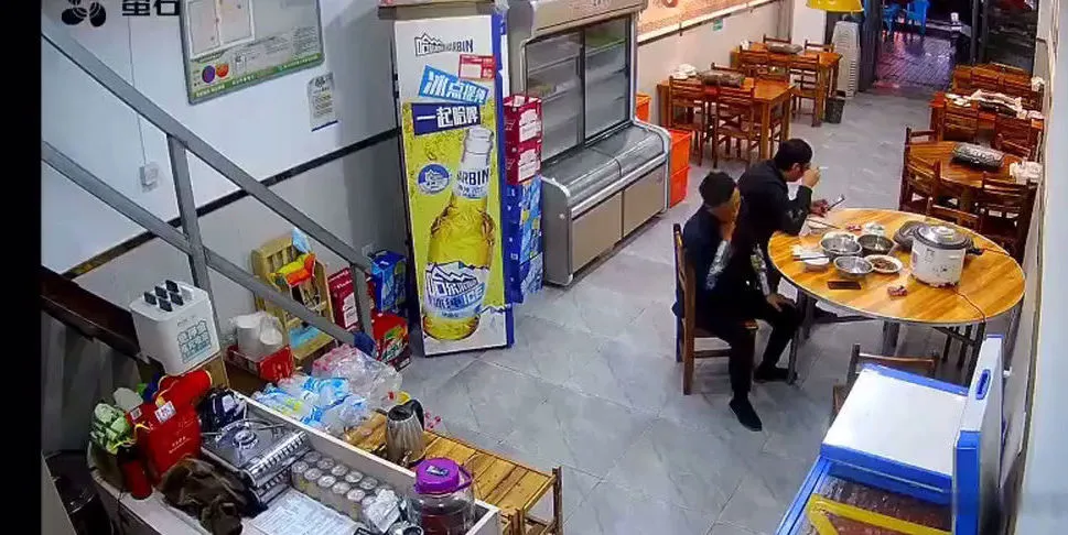 لحظه هولناک خفه شدن یک مرد در رستوران + فیلم