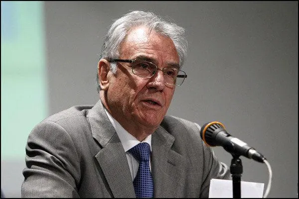 منافع برخی در ماندن ایران در فضای بسته بین المللی است