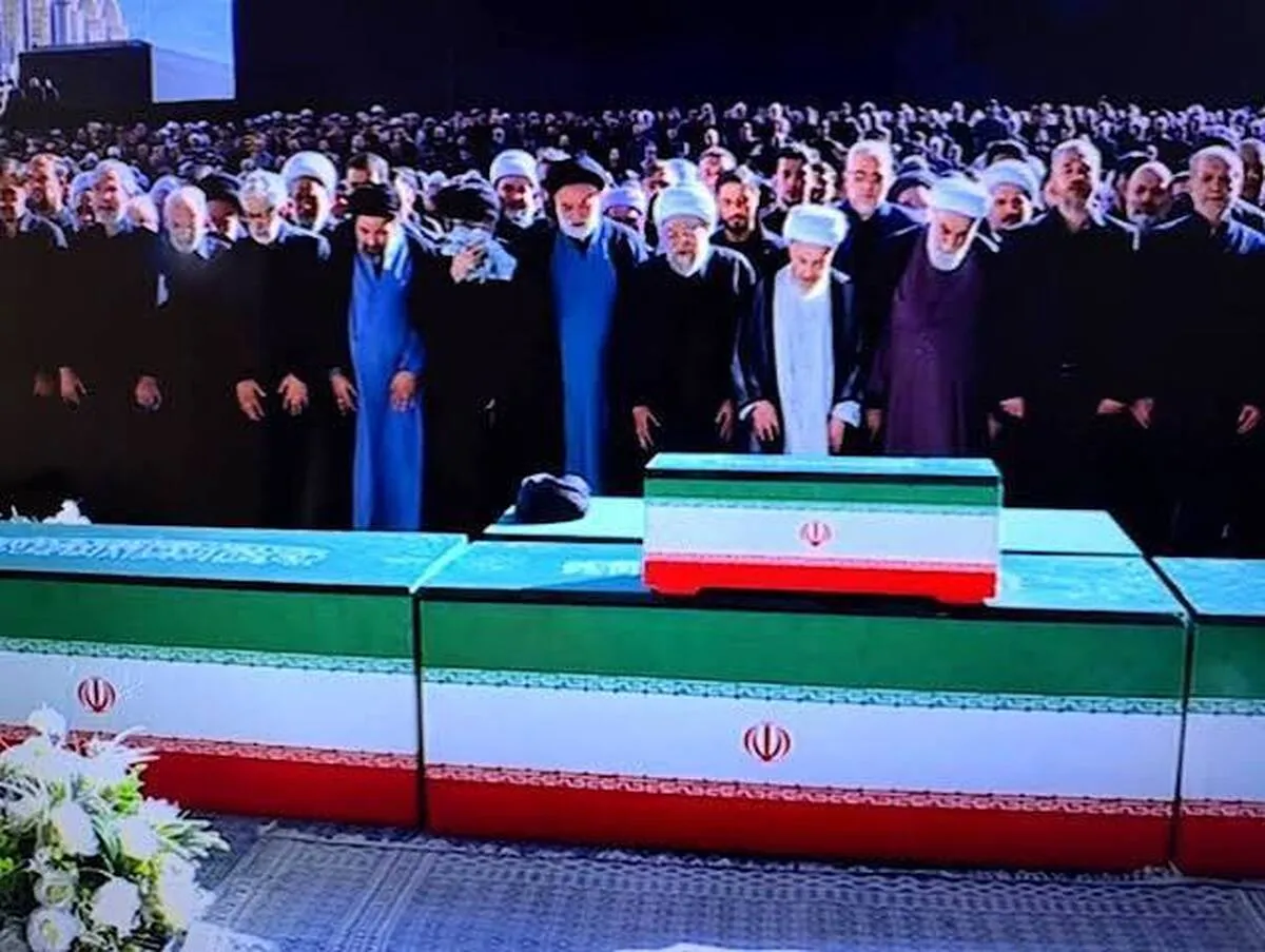 قاب ۳ نفره فرزندان رهبر شهید در مراسم اقامه نماز + عکس