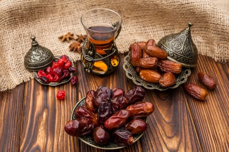 خوردن چای با توت و خرما ضرر داره؟