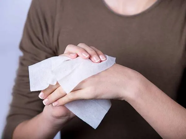 کاربردهایی از دستمال مرطوب کودک که نمی‌دانستید +عکس