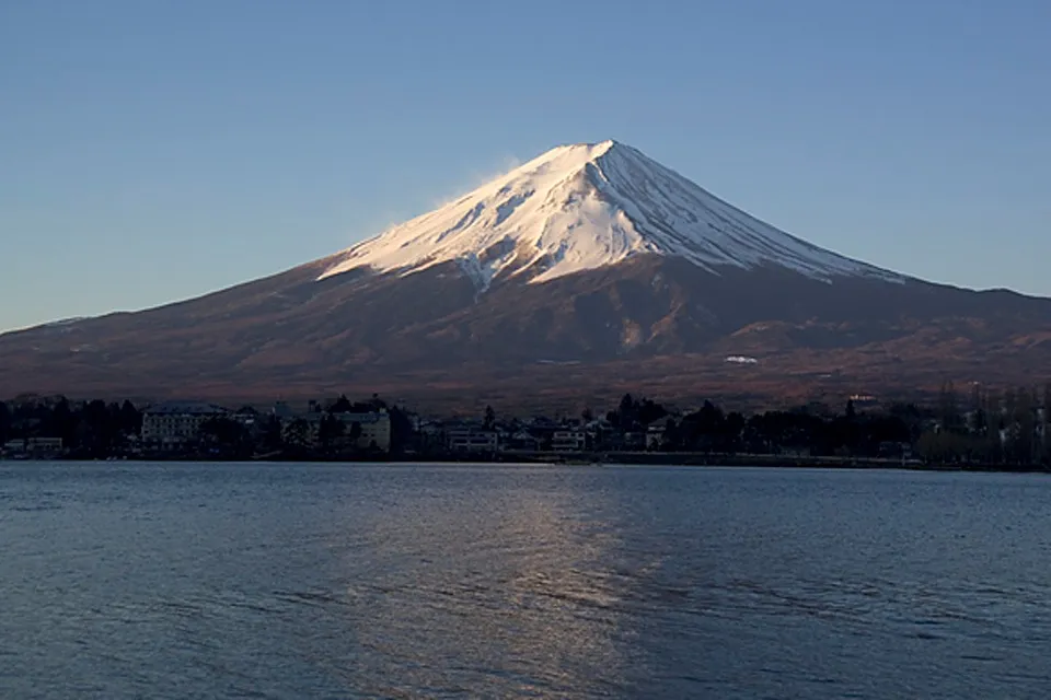 پرواز جنگنده ها در کنار کوه مقدس ژاپن + فیلم