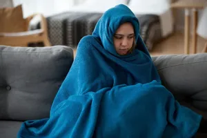 چرا بعضی افراد همیشه سردشان است؟ / عوامل مؤثر در احساس سرمای مداوم