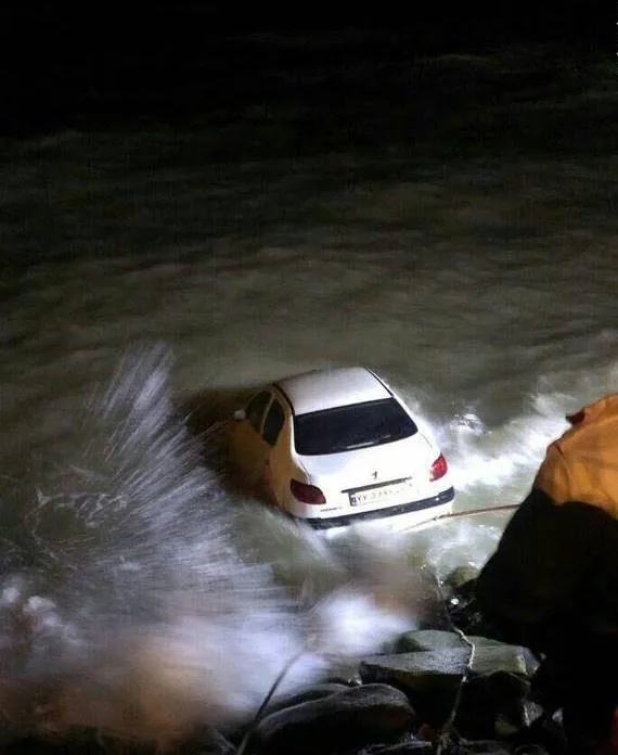 سقوط پژو ۲۰۶ به داخل دریا +عکس