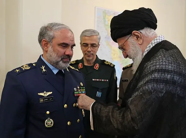 نصب نشان نصر بر سینه امیر سرتیپ خلبان شاه‌صفی
