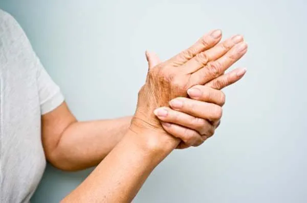 چه زمانی لرزش دست ها خطرناک است؟
