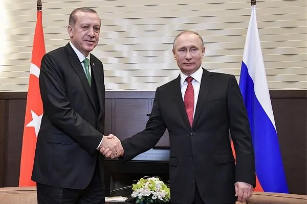 اردوغان، انتقام ۲۰۲۰ را از پوتین گرفت / رییس جمهور روسیه ۵۰ ثانیه جلوی دوربین ها سرگردان بود! + ویدیو