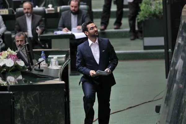 آذری جهرمی از مجلس کارت زرد گرفت