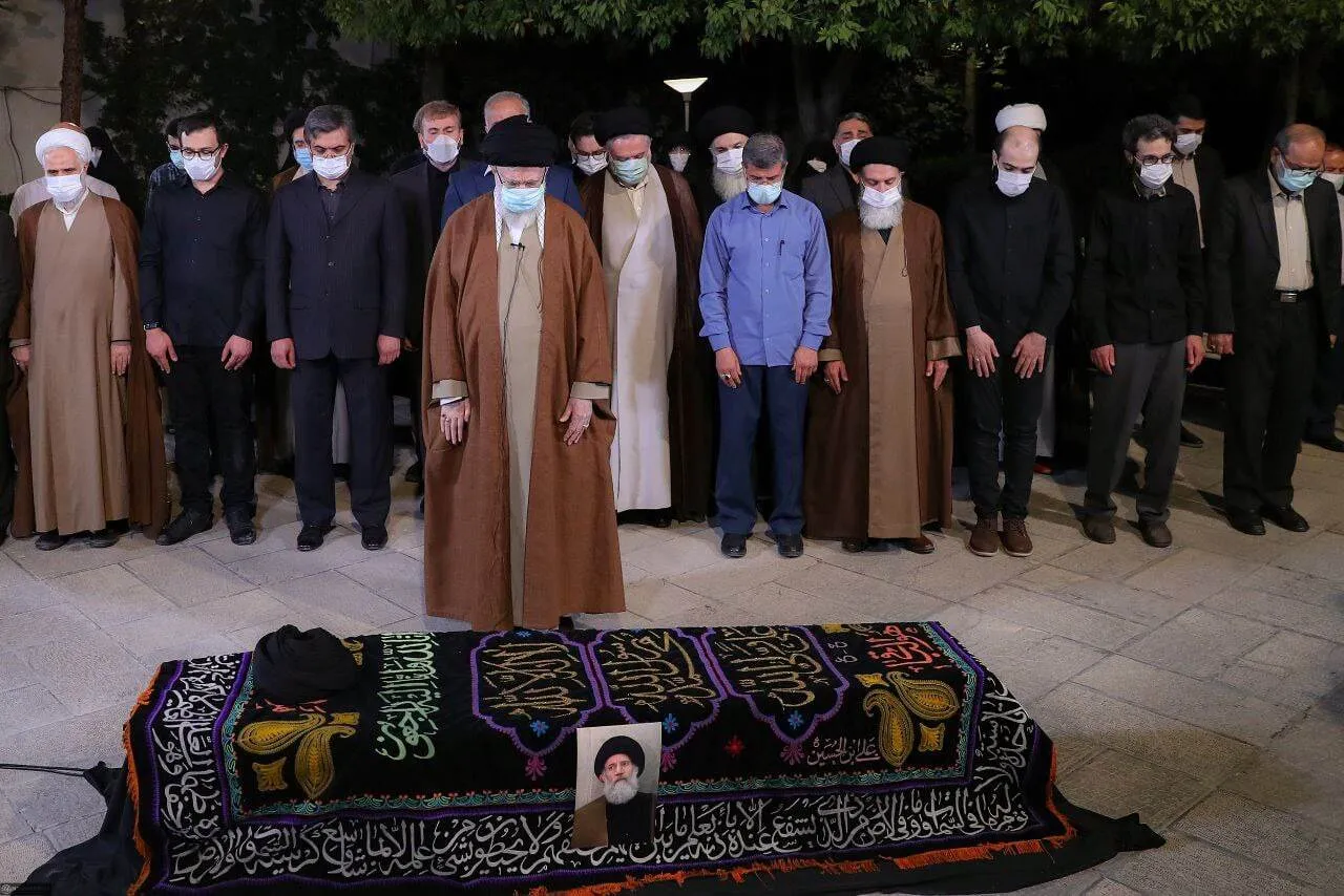 نماز رهبر معظم انقلاب بر پیکر حجت الاسلام فاطمی نیا + فیلم