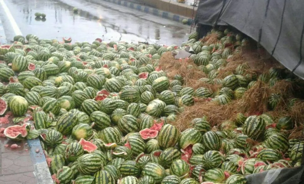 واژگونی کامیون هندوانه شب یلدا +عکس
