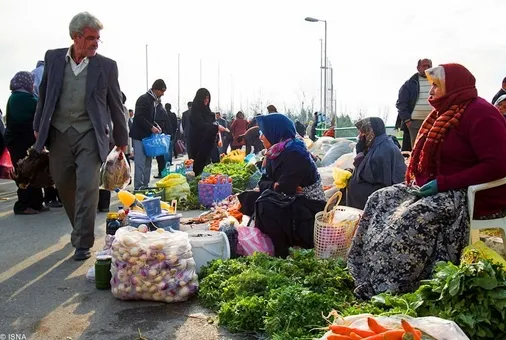 نمایی از دست فروشی زنان در ساری