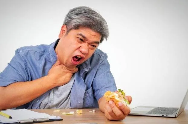 علائم بیماری پارکینسون در نحوه غذا خوردن!