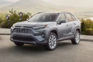 نادین خودرو در مسیر گسترش واردات/ تویوتا RAV4 AWD فول‌آپشن در راه ایران