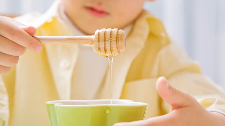 چگونه از عسل برای درمان سرفه استفاده کنیم؟