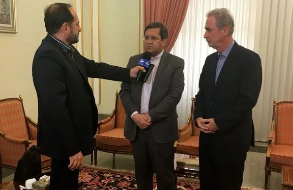 همتی: بانک مرکزی به بازار مسلط است +فیلم