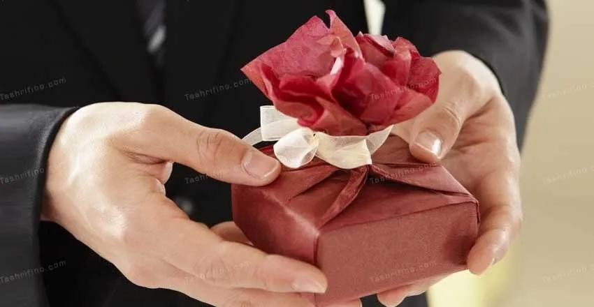 چه هدیه ای برای عروسی بخرم؟ / آقا دامادها این ۴ تا کادو کاربردی را حتما برای عروس خانم ها بخرند