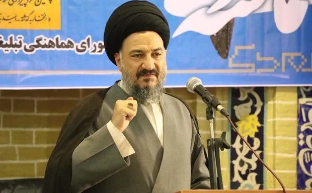 استعفای امام جمعه‌ای که پول پخش می‌کرد