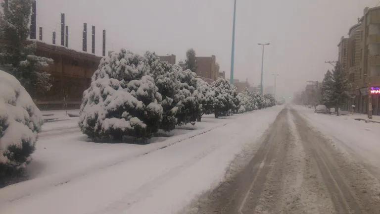 بارش برف و باران درمحورهای ۱۳استان