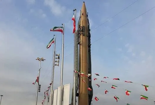 نمایش موشک سجیل در مسیر راهپیمایی ۲۲ بهمن + عکس