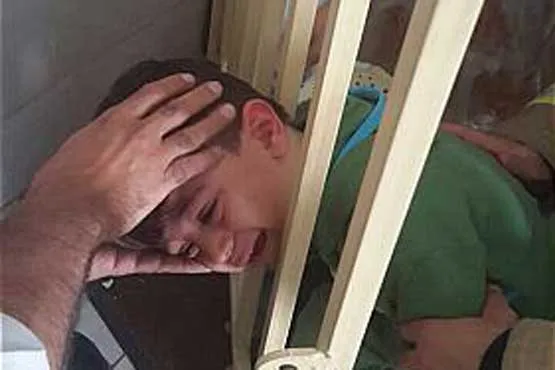 گیر کردن سر پسربچه بین نرده های پنجره آشپزخانه + فیلم
