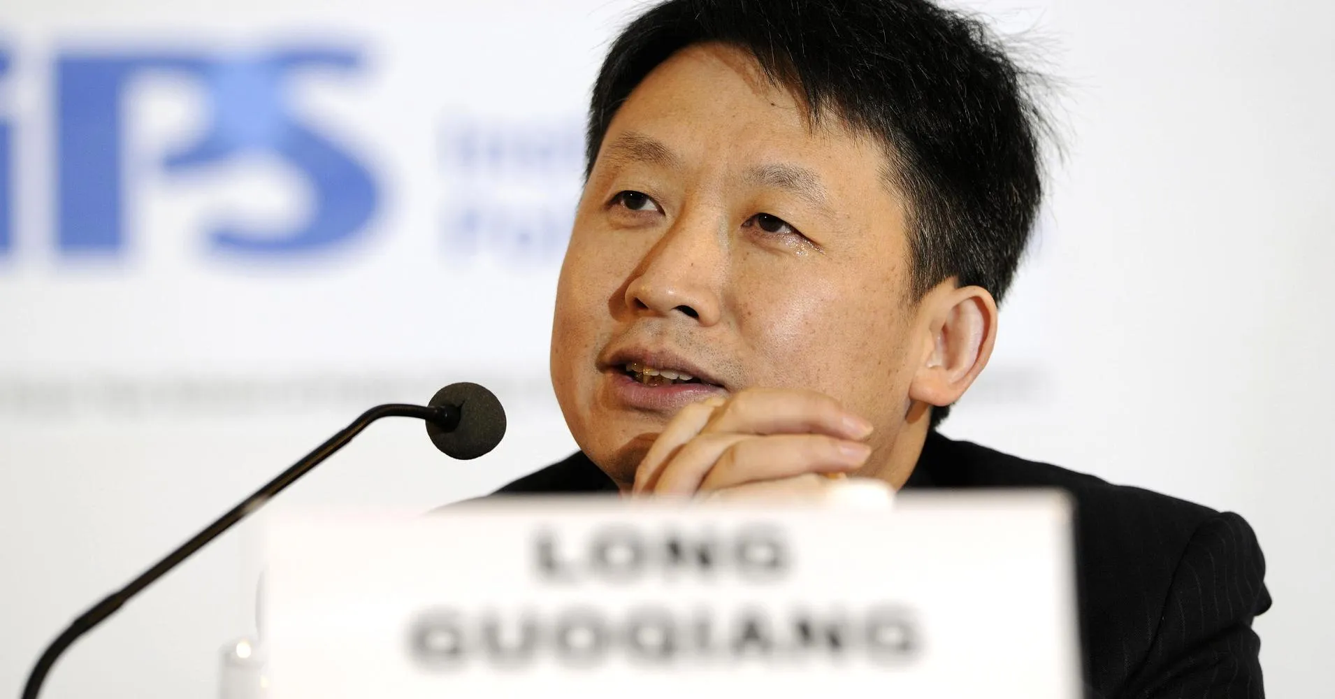 Secretive Billionaire Reveals How He Toppled Apple in China