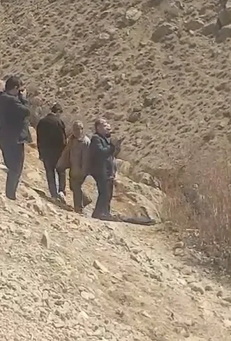 نماز خواندن وزیر اقتصاد در دل کوه +فیلم