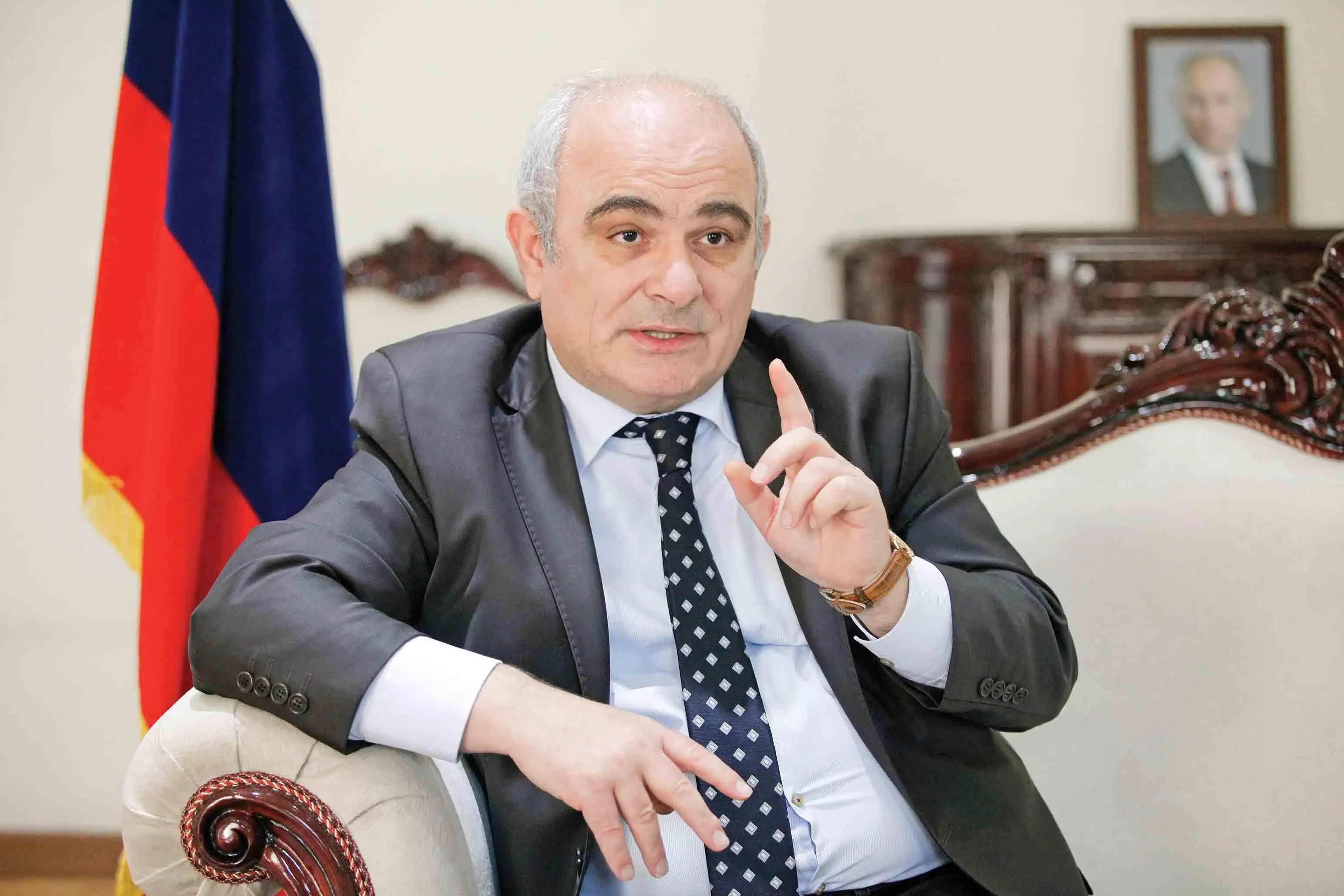 آمریکایی ها دزد هستند، دیروز پول ما را دزدیدند و امروز نفت شما را
