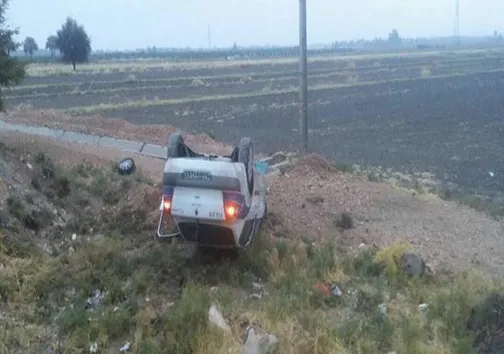 واژگونی خودرو پلیس در پی تصادف با وانت نیسان +عکس
