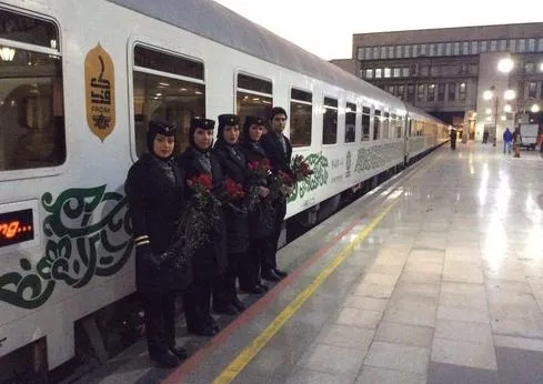 محل سانحه قطار سمنان گل باران می شود +عکس