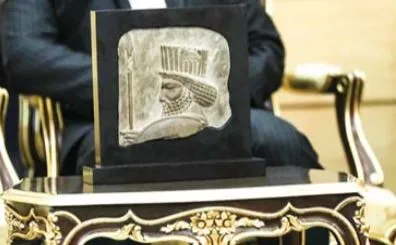 سر سرباز هخامنشی در راه تخت‌جمشید