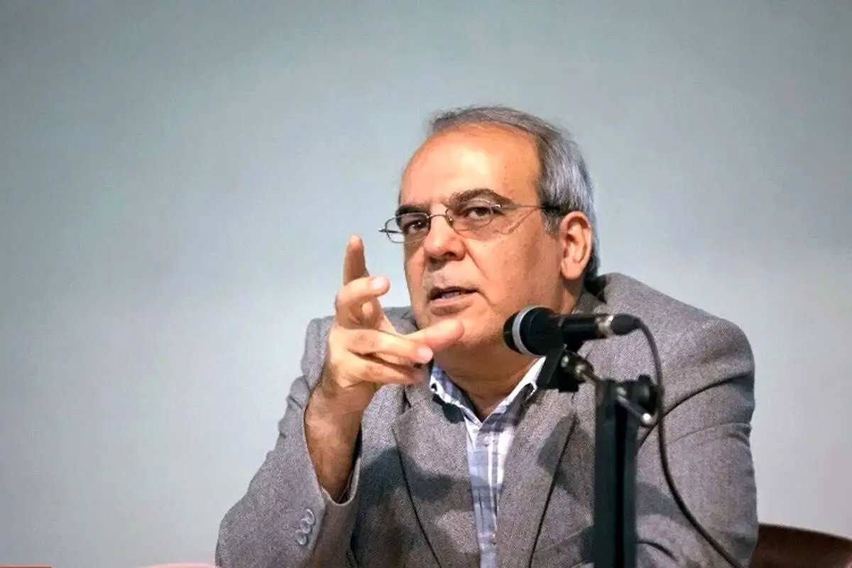 طعنه سنگین عباس عبدی به احمدی‌نژاد: از سال ۸۴ سیاست تبدیل به بازی سخیفی برای رسیدن به قدرت به هر قیمتی شد