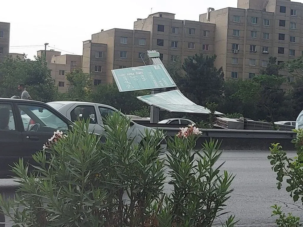 واژگونی تابلوی راهنمایی براثر باد شدید در بزرگراهی در تهران + عکس