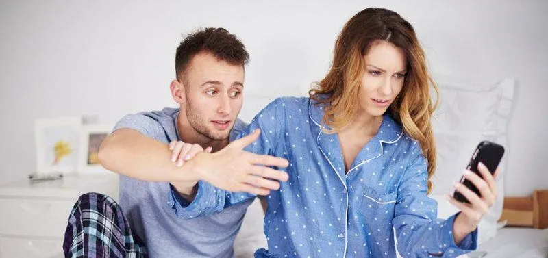 چرا همسرم تلفن همراهش را به من ترجیح می دهد؟