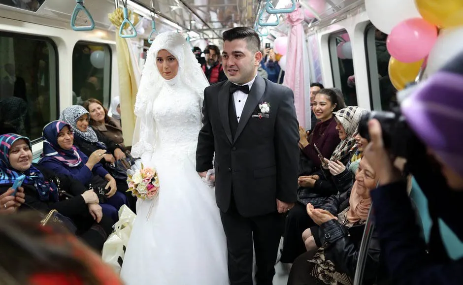 عروسی زوج جوان در مترو +عکس
