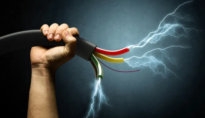 لحظه وحشتناک برق گرفتگی و مرگ دختر بچه ۴ ساله در یخچال بستنی + فیلم