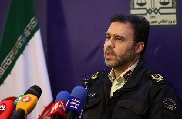 جمع‌آوری مانتوهای نامتعارف توسط پلیس