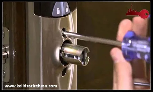 در مواقع ضروری چگونه درب قفل شده را باز کنیم؟