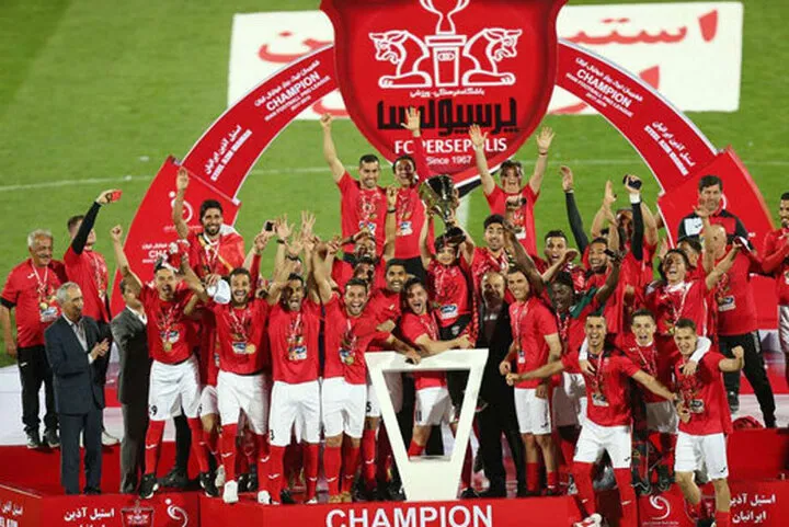 لحظه بالابردن جام قهرمانی توسط کاپیتان پرسپولیس + فیلم