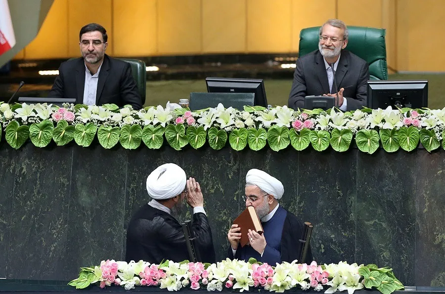 خوش و بش برادران لاریجانی در مراسم تحلیف +عکس