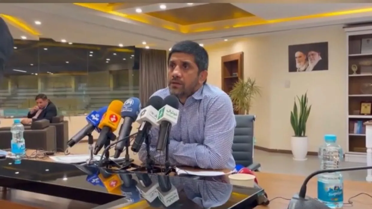 دبیر: گرین کارتم را پس دادم و به آمریکایی‌ ها گفتم از کشورتان خوشم نیامد