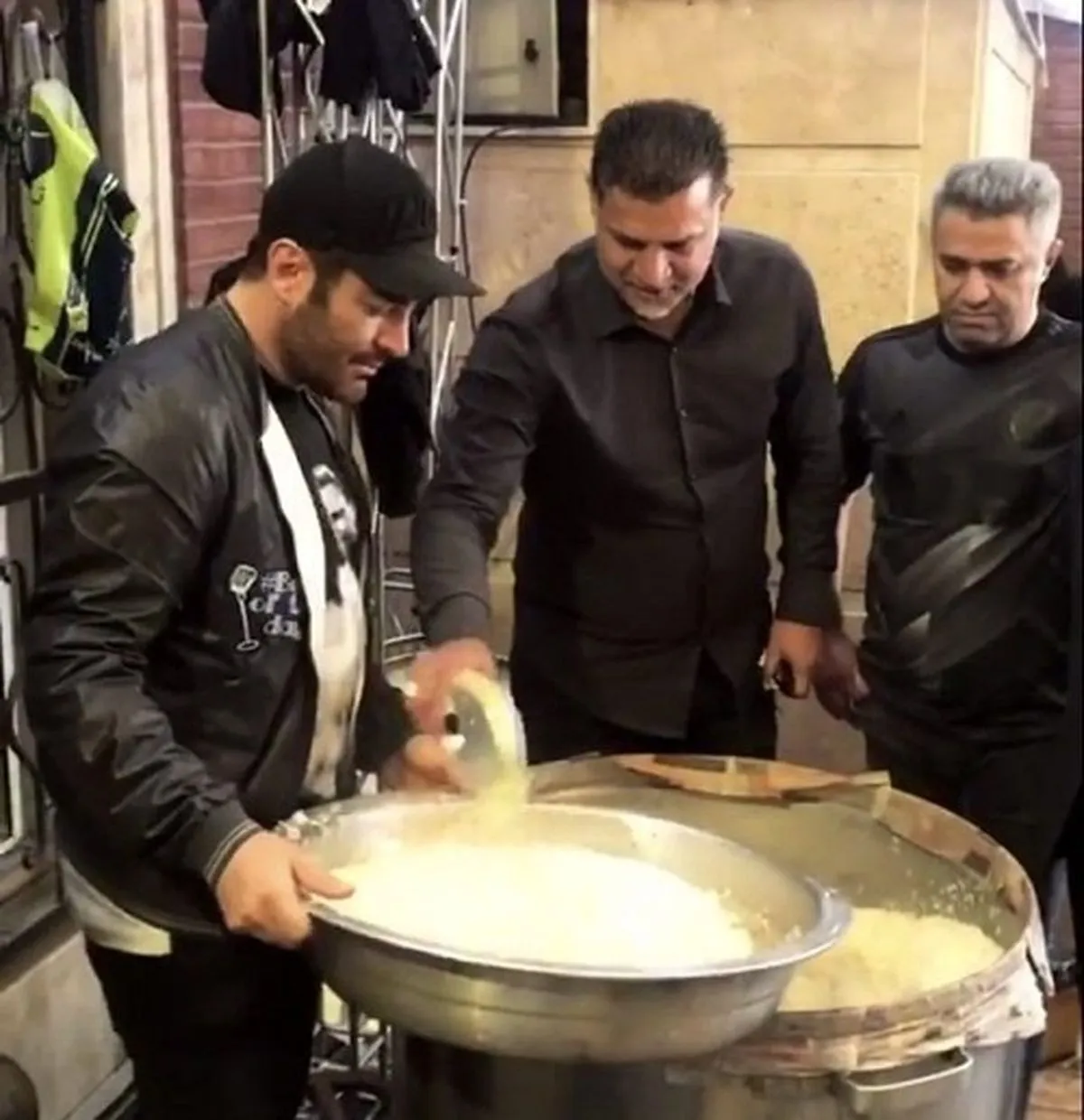نذری دادن علی دایی و محمدرضا گلزار در روز عاشورا + فیلم