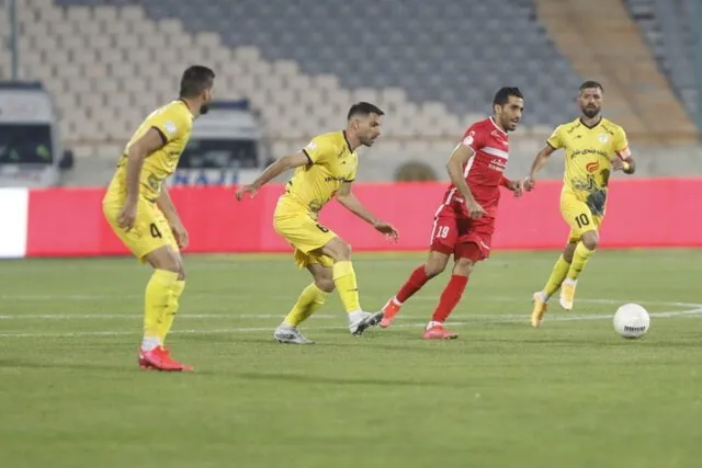 تقابل فجر شهید سپاسی و پرسپولیس در ورزشگاه آزادی