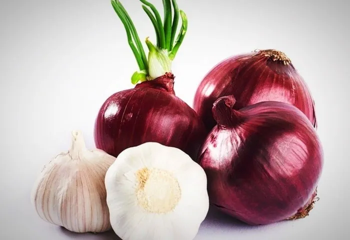 اسرار خانه داری؛ اینطوری پیاز خرد کن تا گریه نکنی! + عکس