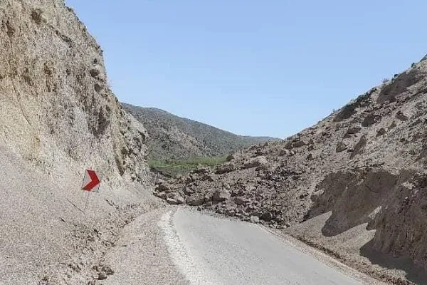 لحظه ریزش کوه در محور کوثر - خلخال + فیلم