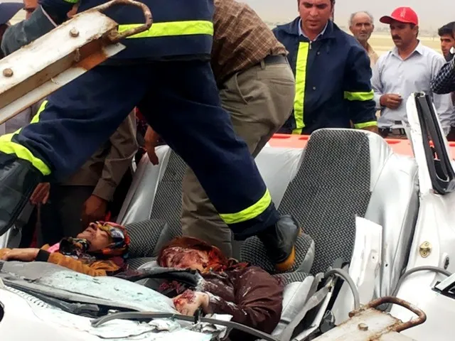 سقوط مرگبار تابلوی حاشیه جاده مشهد+عکس