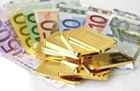 دلار اندکی بالا رفت، طلا کاهش یافت